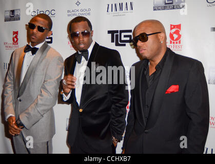 Dicembre 18th, 2010, Philadelphia PA-USA-artisti hip hop, Fabolous, Sean Diddy Combs, e Red Cafè presso la gioia al mondo Fest black tie gala tenutosi al Ritz Carlton di Philadelphia. L'evento è stato ospitato da un ospite speciale, "Sean Diddy" i pettini. (Credito Immagine: (c) Ricky Fitchett/ZUMA Premere) Fotografia Foto Stock