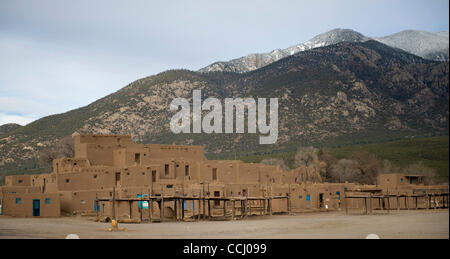 21 dicembre 2010 - Taos, Nuovo Messico, Stati Uniti - Taos Pueblo è considerato il più antico abitato continuamente comunità negli Stati Uniti ed è considerata dall'UNESCO come Sito del Patrimonio Mondiale. (Credito Immagine: © Robin Loznak/ZUMAPRESS.com) Foto Stock