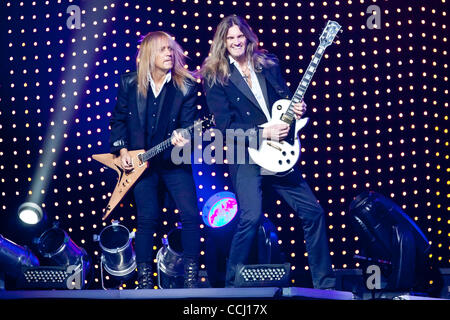 Dic. 22, 2010 - Ottawa, Ontario, Canada - Trans-Siberian Orchestra rende un arresto per 2 spettacoli dal vivo a casa di NHL di senatori di Ottawa (Scotiabank Place). L'orchestra è il più famoso per il loro tema natale serie di opere di roccia. Essi sono anche noti per la loro vasta opera di carità e Foto Stock