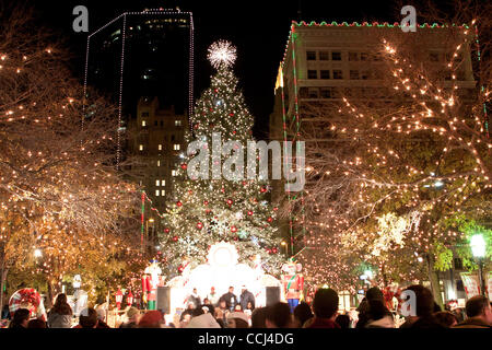 Dic 11, 2010 - Fort Worth, Texas, Stati Uniti - Il Sundance Square albero di Natale, un 55-piedi Abete blu, è il punto di ritrovo per i visitatori al centro durante la stagione delle vacanze. (Credito Immagine: © Robert Hughes/ZUMAPRESS.com) Foto Stock