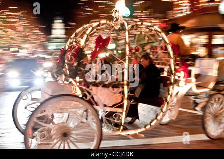 Dic 11, 2010 - Fort Worth, Texas, Stati Uniti - Un cavallo e il carrello si muove con il traffico attraverso il centro cittadino. (Credito Immagine: © Robert Hughes/ZUMAPRESS.com) Foto Stock