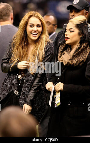 Dic 12, 2010 - New Orleans, Louisiana, Stati Uniti d'America - cantante e attrice MILEY CYRUS con un amico non identificato in disparte prima dei New Orleans Saints riprodurre il St. Louis Rams durante la stagione regolare giocare a New Orleans, Louisiana su dicembre 12, 2010. Ciro è attualmente riprese il suo nuovo film 'So Unde Foto Stock