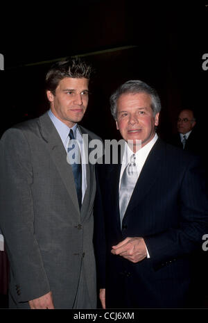 Dic. 14, 2010 - Hollywood, California, Stati Uniti - DAVID BOREANAZ CON SUO PADRE DAVID BOREANAZ SR. In NCCS premi umanitari L.A. , CA. 4-14-1999.(Immagine di credito: Â© Ed Geller/Globe foto/ZUMAPRESS.com) Foto Stock