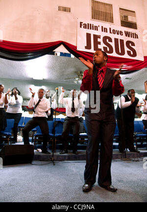 Dic. 05, 2010 - Compton, California, Stati Uniti d'America - Il Reverendo Michael J. T. Fisher conduce le voci del destino coro durante la preghiera domenicale il servizio presso il maggiore Sion Chiesa famiglia. Il coro è stato il 2010 vincitore di Verizon dolce come il suono della concorrenza per trovare ''Il miglior coro della Chiesa in America.'' Th Foto Stock