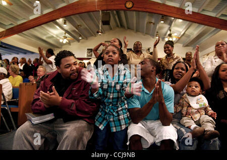 Dic. 05, 2010 - Compton, California, Stati Uniti d'America - La Congregazione risponde come il Reverendo Michael J. T. Fisher conduce le voci del destino coro durante la preghiera domenicale il servizio presso il maggiore Sion Chiesa famiglia. Il coro è stato il 2010 vincitore di Verizon dolce come il suono della concorrenza per trovare ''Il miglior C Foto Stock