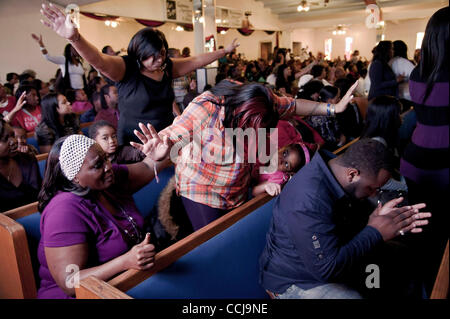 Dic. 05, 2010 - Compton, California, Stati Uniti d'America - La Congregazione reagisce come il Reverendo Michael J. T. Fisher conduce le voci del destino coro durante la preghiera domenicale il servizio presso il maggiore Sion Chiesa famiglia. Il coro è stato il 2010 vincitore di Verizon dolce come il suono della concorrenza per trovare ''Il miglior Chu Foto Stock