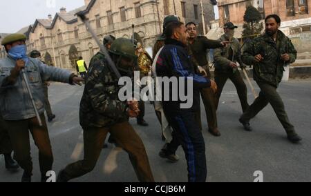 Dic 15, 2010 - Kashmir Srinagar, India - la polizia indiana ha battuto e detenere del Kashmir sciita mourner durante Muharram processione a Srinagar, la capitale estiva del Kashmir indiano. Il coprifuoco è stato imposto oggi in cinque stazioni di polizia aree di Srinagar città per contrastare i tentativi di prendere Muharram processioni fo Foto Stock