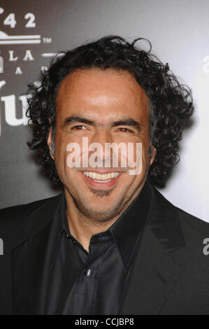 Dic. 15, 2010 - Hollywood, California, Stati Uniti - Alejandro Gonzalez Inarritu durante la premiere del nuovo film da attrazioni stradale BIUTIFUL tenutosi presso la Directors Guild of America Theatre, il 14 dicembre 2010, a Los Angeles , Ca.. K67021MGE.(Immagine di credito: © Michael Germana Globo/foto/ZUMAP Foto Stock