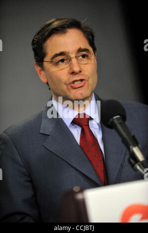 Dic. 15, 2010 - Washington, DC, Stati Uniti - Julius Genachowski, presidente della Commissione federale delle comunicazioni, parla nel corso di una conferenza stampa per rilasciare una relazione sullo stato di accesso a internet ad alta velocità o a banda larga negli Stati Uniti. Secondo la relazione, negli Stati Uniti è sceso dietro n. Foto Stock