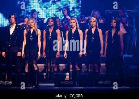 Dic. 22, 2010 - Ottawa, Ontario, Canada - Trans-Siberian Orchestra rende un arresto per 2 spettacoli dal vivo a casa di NHL di senatori di Ottawa (Scotiabank Place). L'orchestra è il più famoso per il loro tema natale serie di opere di roccia. Essi sono anche noti per la loro vasta opera di carità e Foto Stock