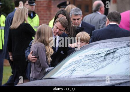 Dic 11, 2010 - Raleigh, North Carolina, Stati Uniti d'America - ex Senatore John Edwards con i suoi figli EMMA CLAIRE EDWARDS, Jack Edwards, e CATE Edwards lascia il servizio funebre per ELIZABETH Edwards scomparso in precedenza durante la settimana dopo una lunga battaglia con il cancro. Il servizio funebre si è tenuto presso la Ede Foto Stock