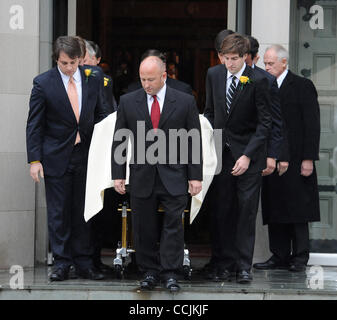 Dic 11, 2010 - Raleigh, North Carolina, Stati Uniti d'America - lo scrigno di Elizabeth Edwards lascia il memoriale di servizio scomparso in precedenza durante la settimana dopo una lunga battaglia con il cancro. Il servizio funebre si è tenuto presso il Edenton Street Regno Chiesa Metodista situato nel centro di Raleigh. Copyright 2010 Jason Foto Stock