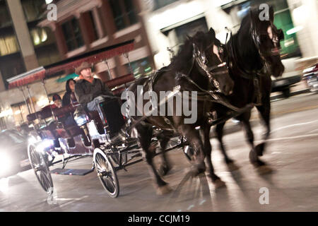 Dic 11, 2010 - Fort Worth, Texas, Stati Uniti - Un cavallo e il carrello si muove con il traffico attraverso il centro cittadino. (Credito Immagine: © Robert Hughes/ZUMAPRESS.com) Foto Stock