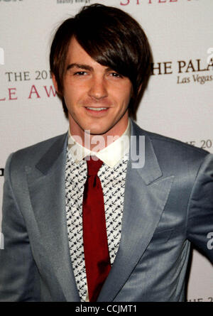 Il 12 Dic. 2010 - Los Angeles, California, Stati Uniti - Drake Bell frequentando il 2010 Hollywood Style Awards tenutosi a Billy Wilder teatro al museo del martello a Westwood, la California il 12/12/10. 2010.K66408lungo.(Immagine di credito: Â© D. lunga/Globe foto/ZUMAPRESS.com) Foto Stock