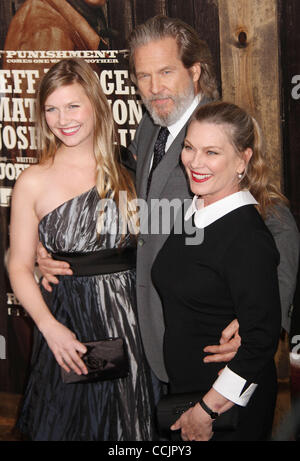 Dic. 14, 2010 - New York New York, Stati Uniti - Figlia JESSIE PONTI, attore Jeff Bridges e sua moglie Susan GESTON frequentare la New York premiere di 'Grinta" tenutasi presso il Teatro Ziegfeld. (Credito Immagine: © Nancy Kaszerman/ZUMAPRESS.com) Foto Stock