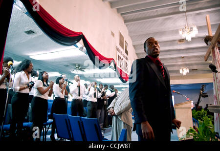 Dic. 05, 2010 - Compton, California, Stati Uniti d'America - Il Reverendo Michael J. T. Fisher conduce le voci del destino coro presso il maggiore Sion Chiesa famiglia. Il coro è stato il 2010 vincitore di Verizon dolce come il suono della concorrenza per trovare ''Il miglior coro della Chiesa in America.'' la loro totale montepremi in denaro di 42,00 Foto Stock