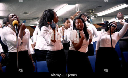 Dic. 05, 2010 - Compton, California, Stati Uniti d'America - Le voci del destino coro, sotto la guida del Reverendo Michael J. T. Fisher, canta durante la preghiera domenicale il servizio presso il maggiore Sion Chiesa famiglia. Il coro è stato il 2010 vincitore di Verizon dolce come il suono della concorrenza per trovare ''La Chiesa migliore C Foto Stock