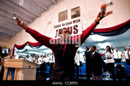 Dic. 05, 2010 - Compton, California, Stati Uniti d'America - Il Reverendo Michael J.T. Fisher conduce le voci del destino coro durante la preghiera domenicale il servizio presso il maggiore Sion Chiesa famiglia. Il coro è stato il 2010 vincitore di Verizon dolce come il suono della concorrenza per trovare ''Il miglior coro della Chiesa in America.'' Il Foto Stock