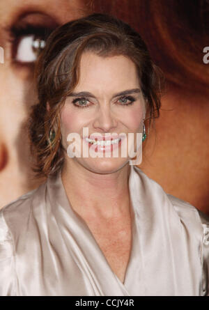 6 dicembre 2010 - New York New York, Stati Uniti - Attrice BROOKE SHIELDS assiste la prima mondiale di "turista" tenutasi presso il Teatro Ziegfeld. (Credito Immagine: © Nancy Kaszerman/ZUMAPRESS.com) Foto Stock