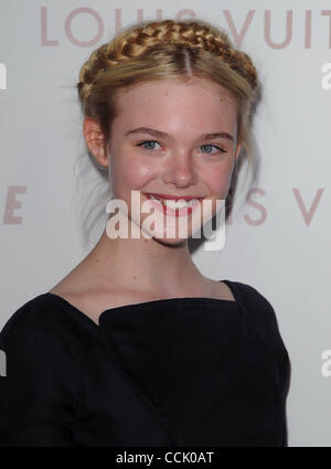 7 dicembre, 2010 - Los Angeles, California, Stati Uniti - Elle Fanning frequentando il Los Angeles Premiere di Sofia Coppola's 'Somewhere" tenutosi presso il Teatro Arclight in Hollywood, la California il 7 dicembre 2010. 2010.K66371lunga(Immagine di credito: © D. lunga/Globe foto/ZUMAPRESS.com) Foto Stock