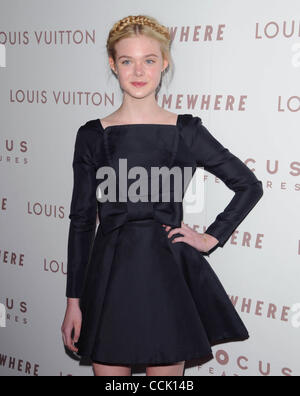 7 dicembre, 2010 - Los Angeles, California, Stati Uniti - Elle Fanning frequentando il Los Angeles Premiere di Sofia Coppola's 'Somewhere" tenutosi presso il Teatro Arclight in Hollywood, la California il 7 dicembre 2010. 2010.K66371lunga(Immagine di credito: © D. lunga/Globe foto/ZUMAPRESS.com) Foto Stock