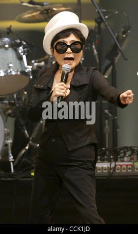 8 dicembre 2010 - Tokyo, Giappone - YOKO ONO esegue durante il ''Dream Power John Lennon Super Live 2010'' al Nippon Budokan di Tokyo, Giappone. Il decimo Super Live segna il settantesimo anniversario di John Lennon il compleanno e trentesimo anniversario della sua morte. (Credito Immagine: © Shugo Takemi Jana/press/ZUMAPRESS.co Foto Stock