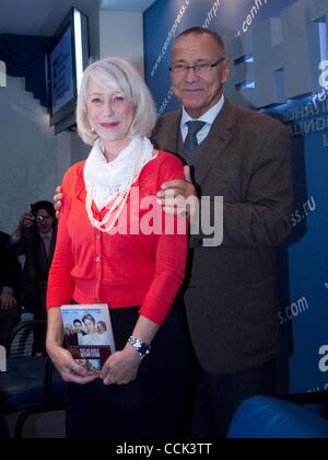 Nov 29, 2010 - Moscow, Russia - Inglese attrice Helen Mirren e russo un film del regista ANDREI KONCHALOVSKY raffigurato a Mosca, in Russia. In Mosca Helen Mirren ha ricevuto una medaglia dedicata a uno dei più grandi attori del xx secolo, Mikhail Chekhov. (Credito Immagine: © PhotoXpress/ZUMApress.com) Foto Stock