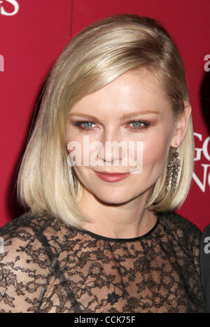 1 dicembre, 2010 - New York New York, Stati Uniti - Attrice Kirsten Dunst assiste il New York premiere di " tutte le cose buone" tenutasi presso il Teatro SVA. (Credito Immagine: © Nancy Kaszerman/ZUMAPRESS.com) Foto Stock