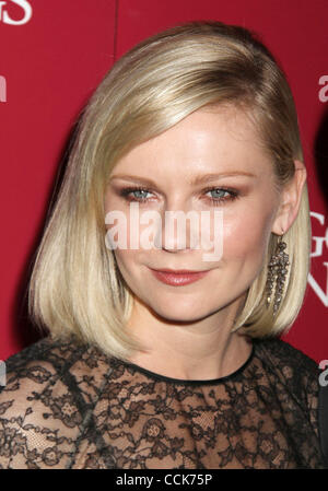 1 dicembre, 2010 - New York New York, Stati Uniti - Attrice Kirsten Dunst assiste il New York premiere di " tutte le cose buone" tenutasi presso il Teatro SVA. (Credito Immagine: © Nancy Kaszerman/ZUMAPRESS.com) Foto Stock