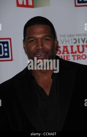 Dic 03, 2010 - Los Angeles, California, Stati Uniti d'America - MICHAEL STRAHAN presso l Vhi dive di salutare le truppe presso la Marine Corps Air Station Miramar di San Diego. (Credito Immagine: © Jeff Frank/ZUMAPRESS.com) Foto Stock