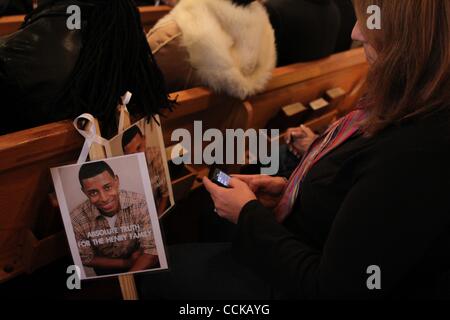 Novembre 21, 2010 - White Plains, New York, Stati Uniti - La famiglia e gli amici di uccisi ritmo studente universitario Danroy Henry frequentare il 'Rally per la giustizia" presso il Westchester Co. Distict ufficio del procuratore. (Credito Immagine: © Mariela Lombard/ZUMApress.com) Foto Stock