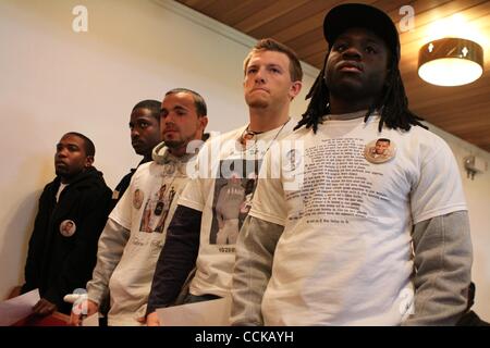 Novembre 21, 2010 - White Plains, New York, Stati Uniti - La famiglia e gli amici di uccisi ritmo studente universitario Danroy Henry frequentare il 'Rally per la giustizia" presso il Westchester Co. Distict ufficio del procuratore. Da sinistra, IVES DELPECHE, DANIEL PARKER, JOE GARCIA, GIUSEPPE ROMANICK e DESMOND CERVE partecipare al rally. (Cr Foto Stock