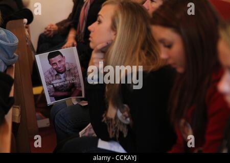 Novembre 21, 2010 - White Plains, New York, Stati Uniti - La famiglia e gli amici di uccisi ritmo studente universitario Danroy Henry frequentare il 'Rally per la giustizia" presso il Westchester Co. Distict ufficio del procuratore. (Credito Immagine: © Mariela Lombard/ZUMApress.com) Foto Stock