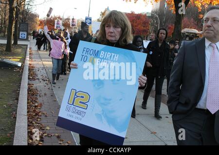 Novembre 21, 2010 - White Plains, New York, Stati Uniti - La famiglia e gli amici di uccisi ritmo studente universitario Danroy Henry frequentare il 'Rally per la giustizia" presso il Westchester Co. Distict ufficio del procuratore. Henry nonna, PEGGIE più dozier, al rally. (Credito Immagine: © Mariela Lombard/ZUMApress.com) Foto Stock