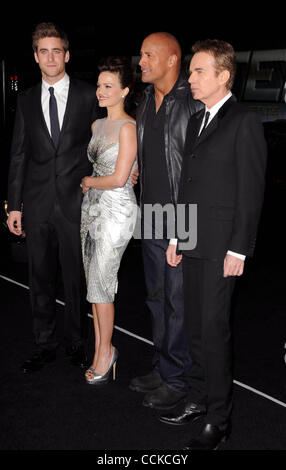 Nov. 22, 2010 - Los Angeles, California, Stati Uniti - Oliver Jackson Cohen, Carla Gugino, Dwayne Johnson, Billy Bob Thornton frequentando il Los Angeles Premiere di ''PIÙ VELOCE"" tenutasi presso il Grauman's Chinese Theatre in Hollywood, la California il 22 novembre 2010. 2010.K66855lunga(Immagine di credito: Â© D. lunga/Globe Foto Stock