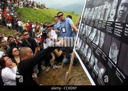 Novembre 23, 2010 - Maguindanao , Filippine - ISMAEL MANGUDADATU, governatore del Sud Philippine provincia di Maguindanao, punti foto di sua moglie, parenti, sorelle e sostenitori tra i 57 persone uccise nel paese i peggiori atti di violenza politica su ordini di una sentenza clan musulmano. Phili Foto Stock