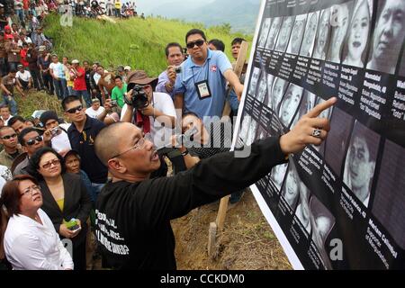 Novembre 23, 2010 - Maguindanao , Filippine - ISMAEL MANGUDADATU, governatore del Sud Philippine provincia di Maguindanao, punti foto di sua moglie, parenti, sorelle e sostenitori tra i 57 persone uccise nel paese i peggiori atti di violenza politica su ordini di una sentenza clan musulmano. Phili Foto Stock