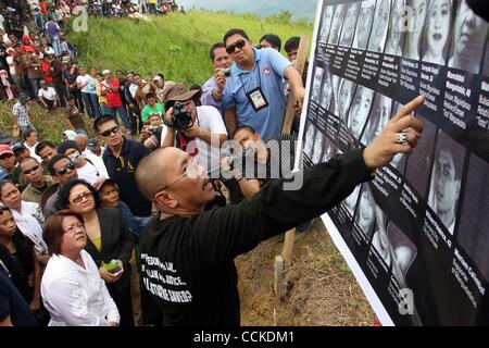 Novembre 23, 2010 - Maguindanao , Filippine - ISMAEL MANGUDADATU, governatore del Sud Philippine provincia di Maguindanao, punti foto di sua moglie, parenti, sorelle e sostenitori tra i 57 persone uccise nel paese i peggiori atti di violenza politica su ordini di una sentenza clan musulmano. Phili Foto Stock