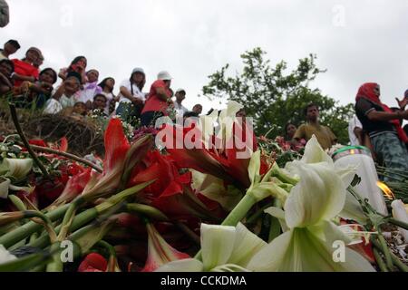 Novembre 23, 2010 - Maguindanao , Filippine - Le famiglie e i parenti, gli amici e i militanti accendono le candele e offrono fiori in corrispondenza del sito nella parte meridionale del paese filippino degli Ampatuan a Maguindanao dove 57 persone sono stati macellati dopo gli ordini di una sentenza clan musulmano. Filippine martedì piangono la uno- Foto Stock