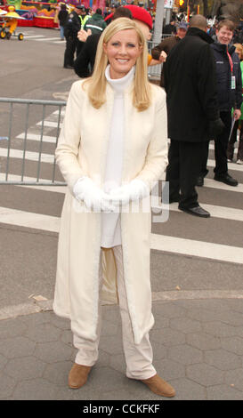 Nov. 25, 2010 - New York New York, Stati Uniti - SANDRA LEE assiste 84annuale di Macy's Thanksgiving Day Parade. (Credito Immagine: © Nancy Kaszerman/ZUMAPRESS.com) Foto Stock