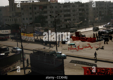 Nov. 28, 2010 - Cairo, Egitto - 20101128 - Cairo, Egitto - ..un quadrato in Shubra Alkheima è riempito con elezione banner sulla mattina di egiziani di elezioni parlamentari...l'Egiziano elezione parlamentare ha dato dei calci a fuori la domenica mattina come elettori sono andati alle urne a livello nazionale per selezionare un nuovo popolo come Foto Stock