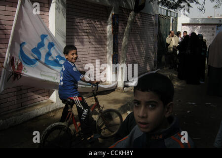 Nov. 28, 2010 - Cairo, Egitto - 20101128 - Cairo, Egitto - ..Uno dei seggi nel nord del Cairo quartiere di Shubra AlKheima. La Fratellanza musulmana ha riferito che alcuni dei seggi erano chiusa costringendo gli elettori a ulteriore spostamento e attendere in tubi più lunghi prima di votare...l' Foto Stock