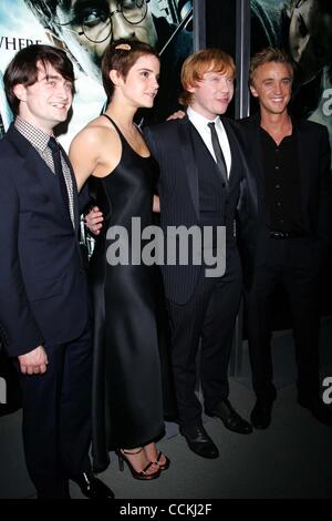 Nov. 15, 2010 - New York New York, Stati Uniti - DANIEL Radcliffe, Emma Watson, Rupert Grint e Tom Felton arrivare per la premiere del ''Harry Potter ed il Deathly Hallows parte I " Alice Tully Hall presso il Lincoln Center di New York il 15 novembre 2010... K66806SN(Immagine di credito: © Sharon Neetles/Globe Pho Foto Stock