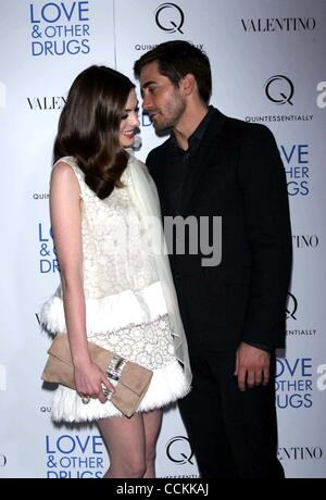 Nov. 16, 2010 - New York New York, Stati Uniti - ANNE HATHAWAY e Jake Gyllenhaal arrivare per la premiere del ''Amore & altri farmaci'' al Directors Guild of America Theatre di New York il 16 novembre 2010... K66815SN(Immagine di credito: © Sharon Neetles/Globe foto/ZUMApress.com) Foto Stock