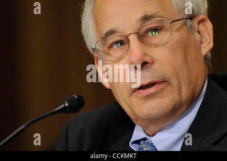 Nov. 17, 2010 - Washington, DC, Stati Uniti - DR. DONALD BERWICK, capo dei centri per Medicare & Medicaid Services, testimonia nel corso di una audizione della commissione delle Finanze del Senato il 9 novembre 17, 2010. (Credito Immagine: © Jay Mallin/ZUMAPRESS.com) Foto Stock