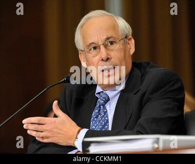 Nov. 17, 2010 - Washington, DC, Stati Uniti - DR. DONALD BERWICK, capo dei centri per Medicare & Medicaid Services, testimonia nel corso di una audizione della commissione delle Finanze del Senato il 9 novembre 17, 2010. (Credito Immagine: © Jay Mallin/ZUMAPRESS.com) Foto Stock