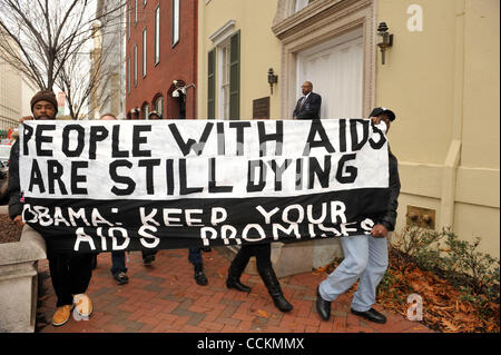 Nov. 17, 2010 - Washington, DC, Stati Uniti - I dimostranti rally con una messa in scena ''funerale'' davanti alla Casa Bianca durante la giornata mondiale contro l AIDS in Washington, DC, Stati Uniti, il 1 dicembre, 2010. (Credito Immagine: © Jay Mallin/ZUMAPRESS.com) Foto Stock