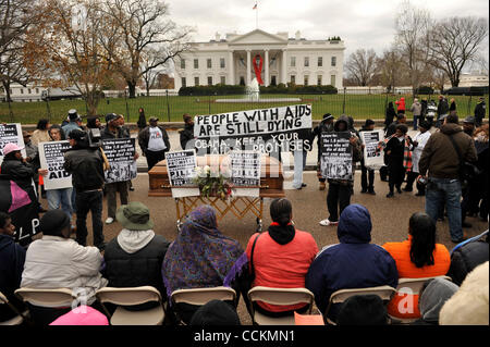 Nov. 17, 2010 - Washington, DC, Stati Uniti - I dimostranti rally con una messa in scena ''funerale'' davanti alla Casa Bianca durante la giornata mondiale contro l AIDS in Washington, DC, Stati Uniti, il 1 dicembre, 2010. (Credito Immagine: © Jay Mallin/ZUMAPRESS.com) Foto Stock