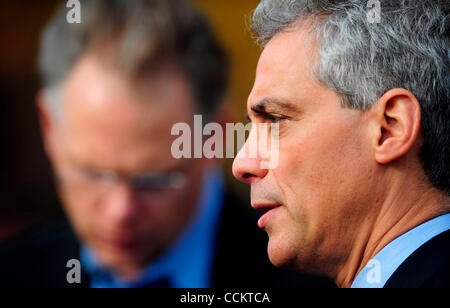 Nov 10, 2010 - Chicago, Illinois, Stati Uniti - RAHM EMANUEL visite alle aziende locali lungo 26th Street nel piccolo villaggio di continuare la sua discussione con Chicagoans circa la creazione di una buona-pagando i lavori. Ater inizialmente di essere cancellato come idoneo a correre per il sindaco (la sua ammissibilità è stata contestata sulla base della sua Foto Stock