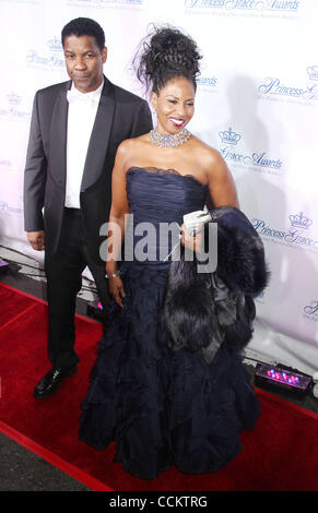 Nov. 10, 2010 - New York New York, Stati Uniti - 10 novembre 2010, attore Denzel Washington e sua moglie PAULETTA WASHINGTON frequentare il 2010 Princess Grace Awards Gala tenutosi a Cipriani 42nd Street. (Credito Immagine: © Nancy Kaszerman/ZUMApress.com) Foto Stock